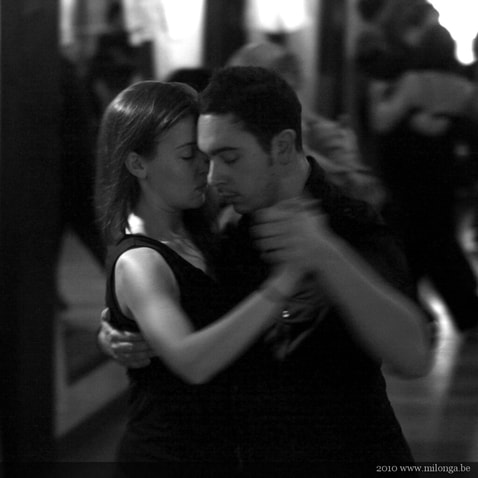 Hugging in tango
